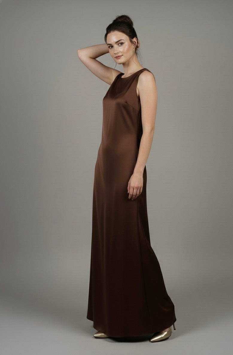 Robe Longue Fluide. L'indispensable.
Crêpe Satiné & Finition Doublure Invisible.