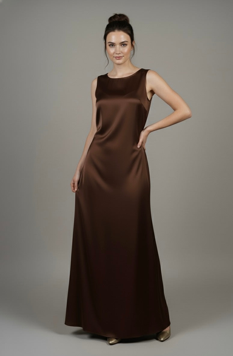 Robe Longue Fluide. L'indispensable.
Crêpe Satiné & Finition Doublure Invisible.