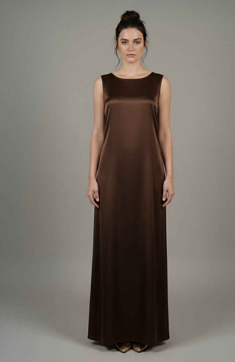 Robe Longue Fluide. L'indispensable.
Crêpe Satiné & Finition Doublure Invisible.