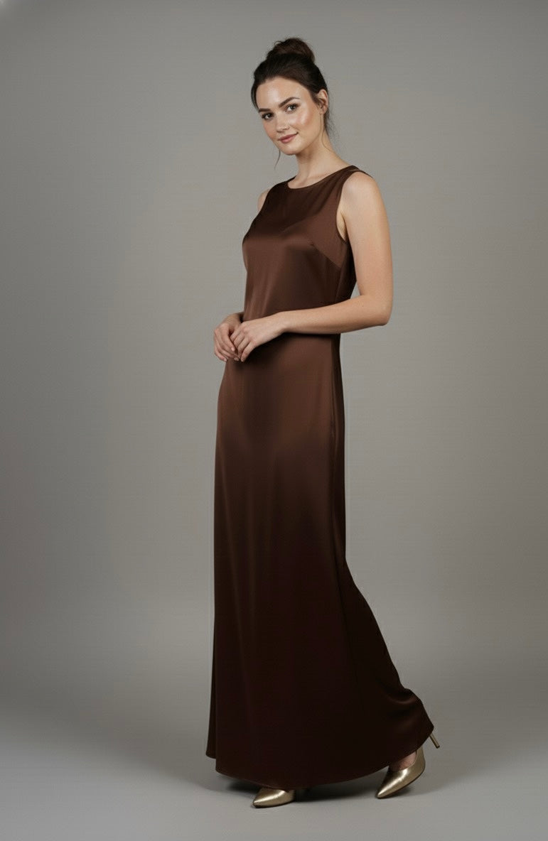 Robe Longue Fluide. L'indispensable.
Crêpe Satiné & Finition Doublure Invisible.