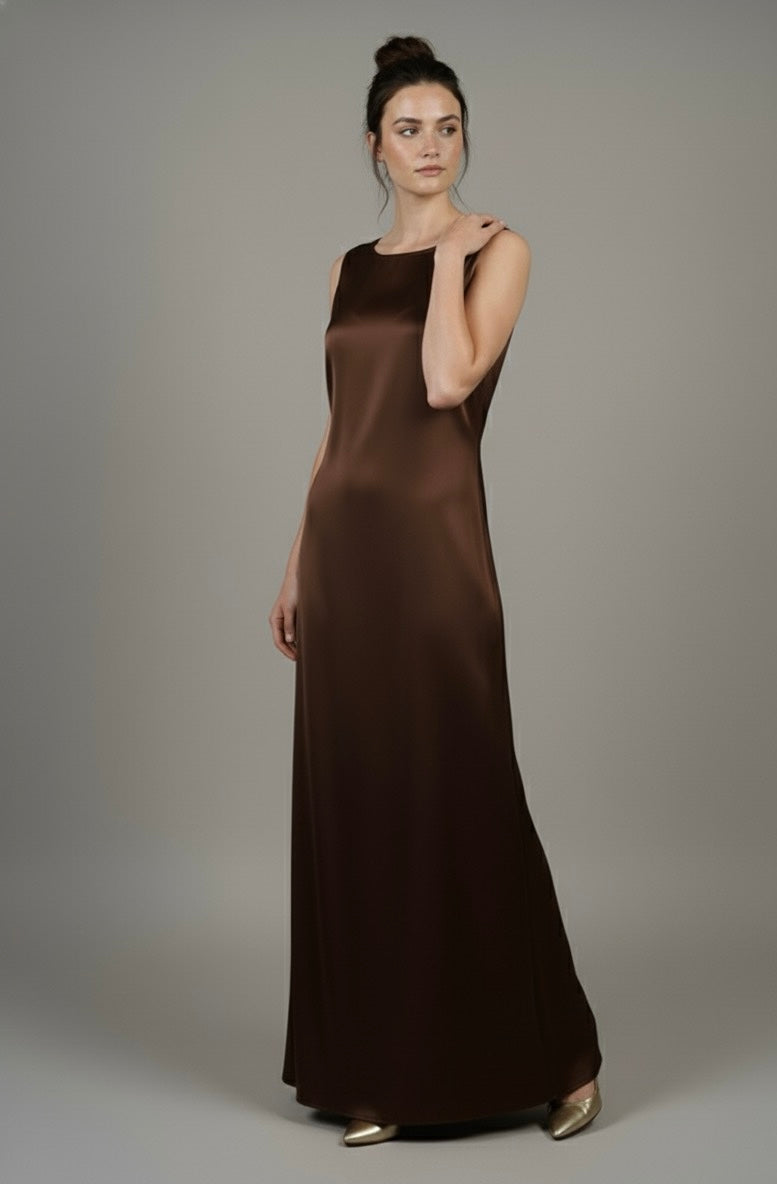 Robe Longue Fluide. L'indispensable.
Crêpe Satiné & Finition Doublure Invisible.