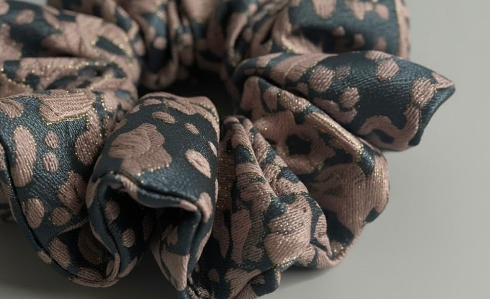 Chouchou Dahlia – Brocard Bleu Ardoise & Rose Ancien