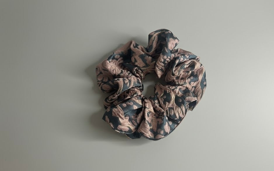 Chouchou Dahlia – Brocard Bleu Ardoise & Rose Ancien