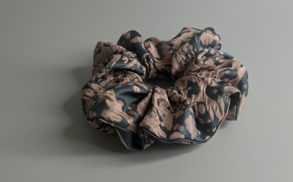 Chouchou Dahlia – Brocard Bleu Ardoise & Rose Ancien