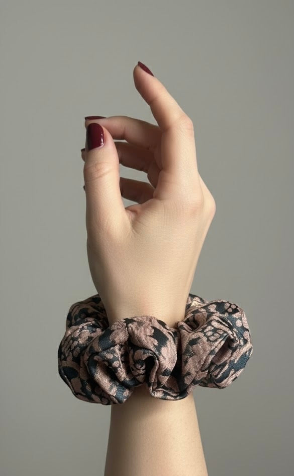 Chouchou Dahlia – Brocard Bleu Ardoise & Rose Ancien